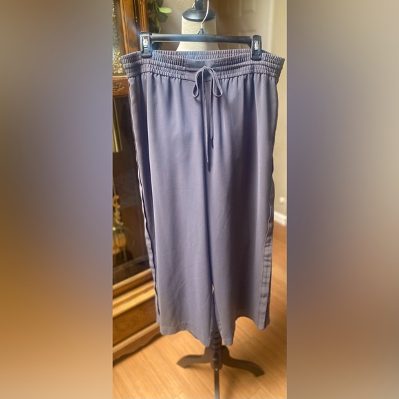 Simply Vera Vera Wang Pants - Flowy Capri style pants. Great for work or going out.